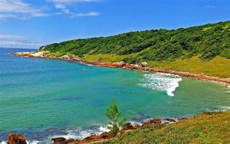 A Praia de Huagong - Um Refúgio Costeiro para Aventuras Memoráveis e Belezas Naturais Inesquecíveis!